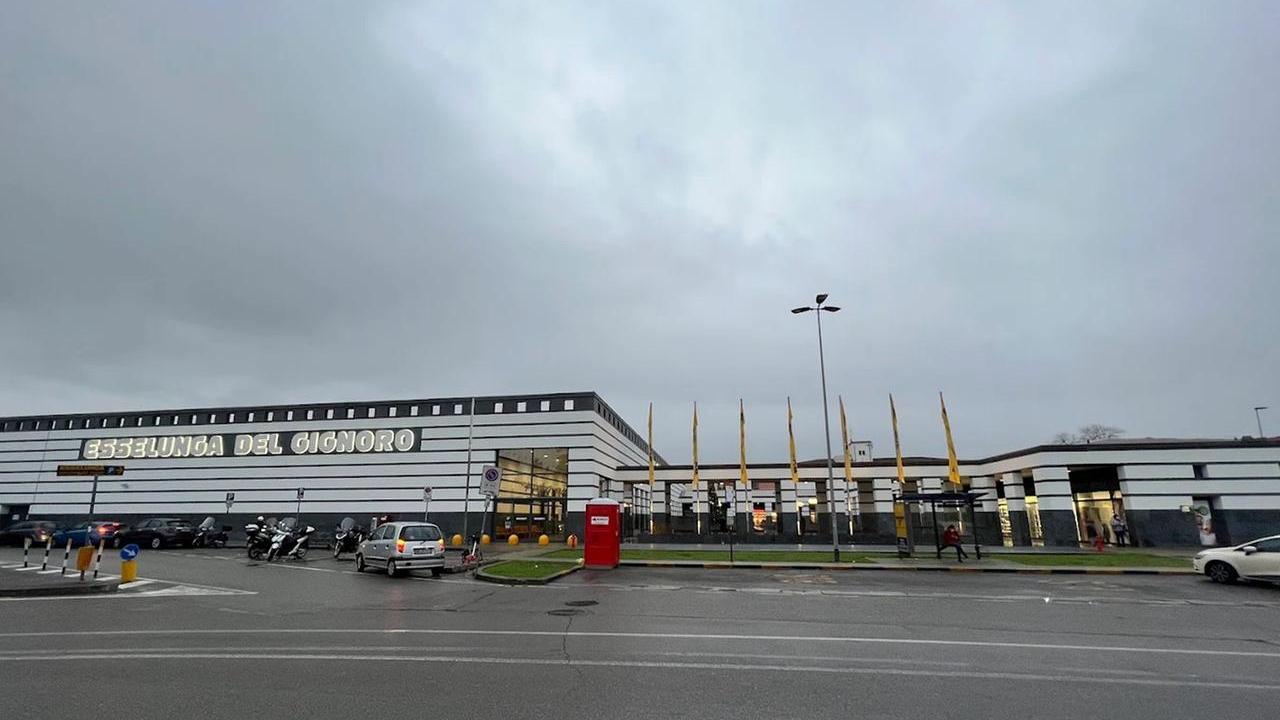 Firenze, incendio all’Esselunga di via del Gignoro: evacuazione temporanea, poi torna la normalità