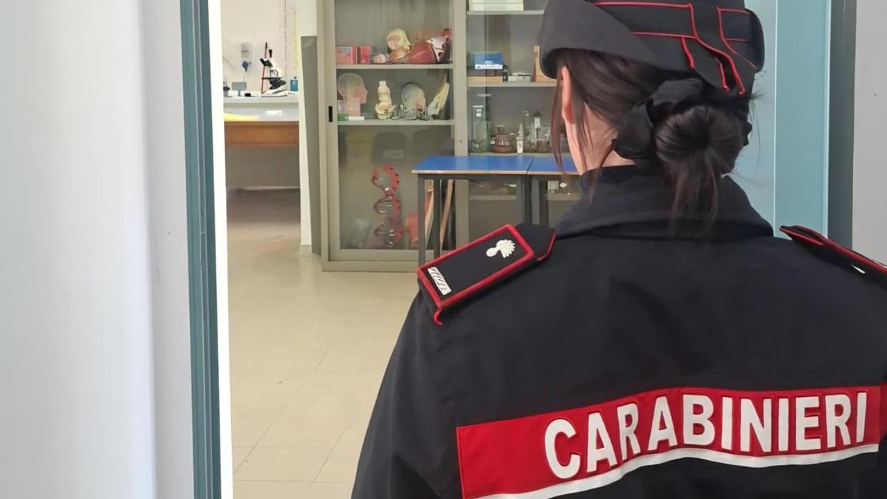 Contenitori di acido rovesciati durante la lezione di chimica: evacuata la scuola