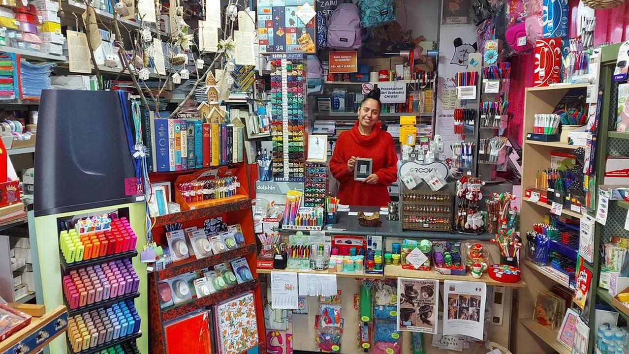 Giorgia Malagoli nella sua cartoleria