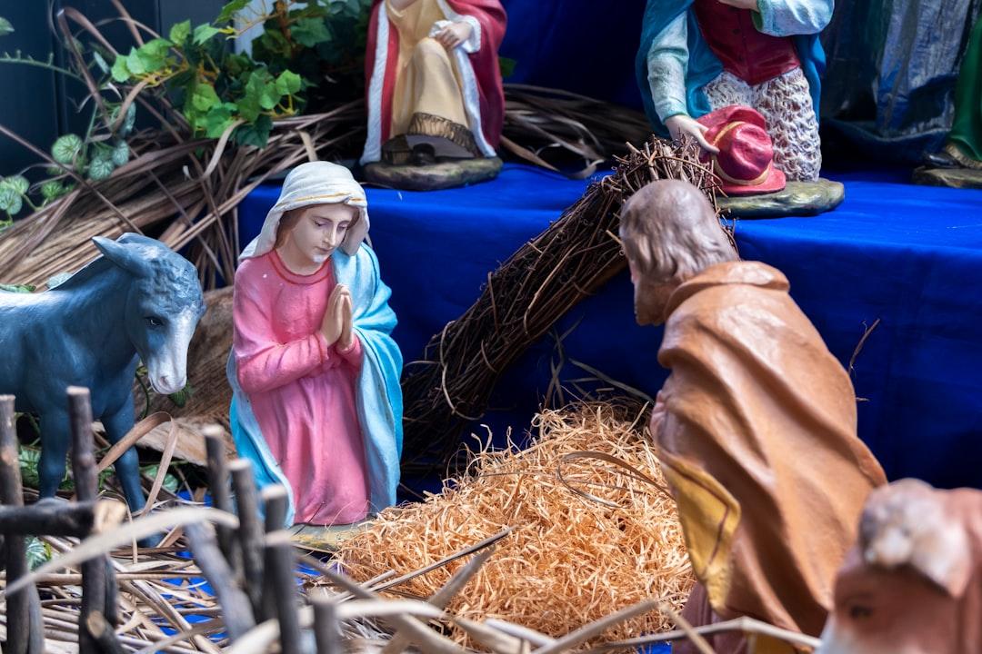Si nasconde nel presepe tra le statue a grandezza naturale: arrestato latitante