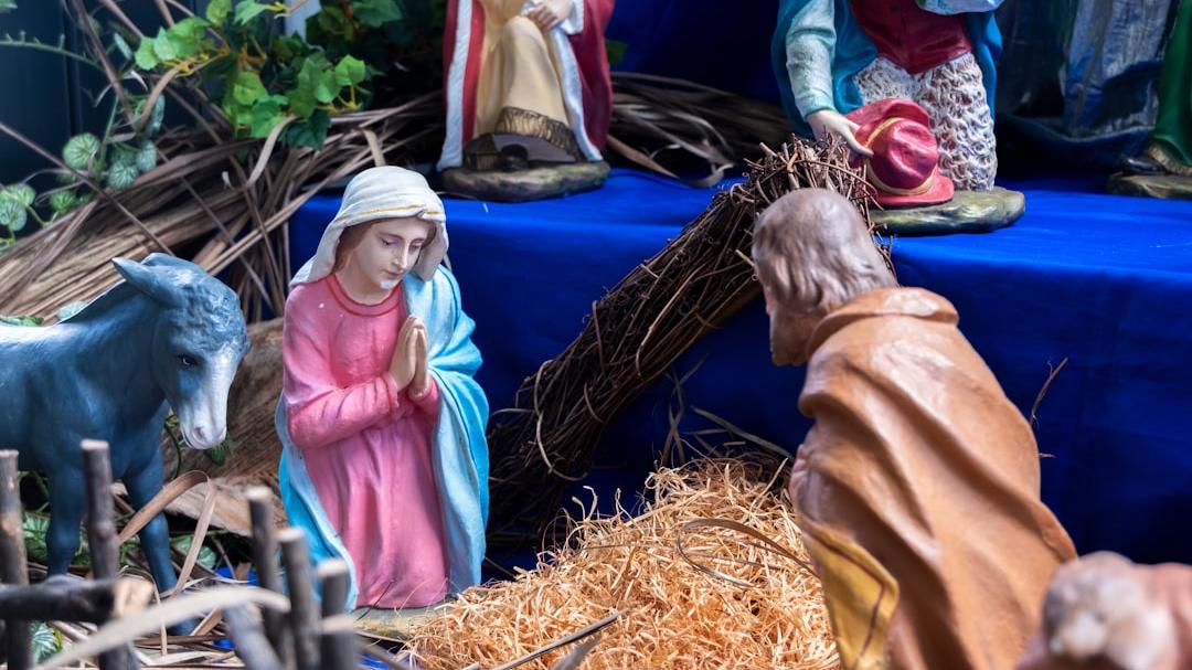 Si nasconde nel presepe tra le statue a grandezza naturale: arrestato latitante