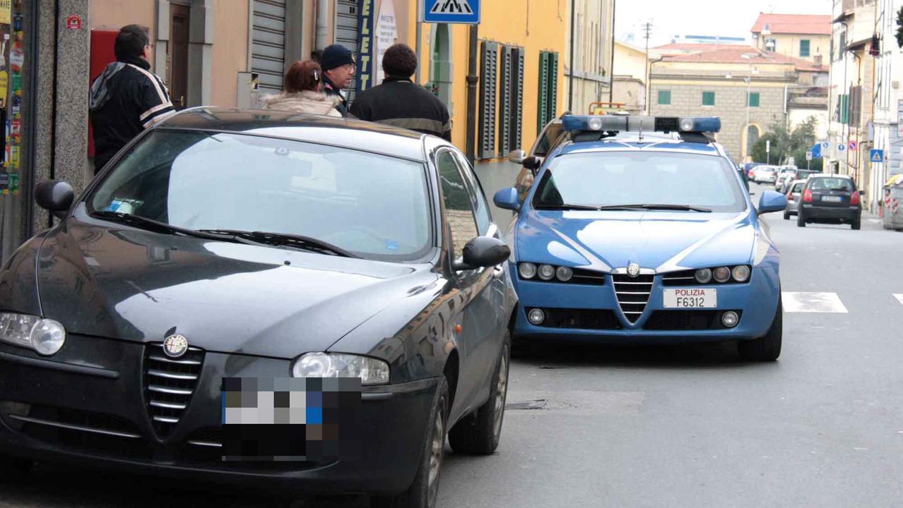 Poliziotti in via Mastacchi (foto d'archivio)