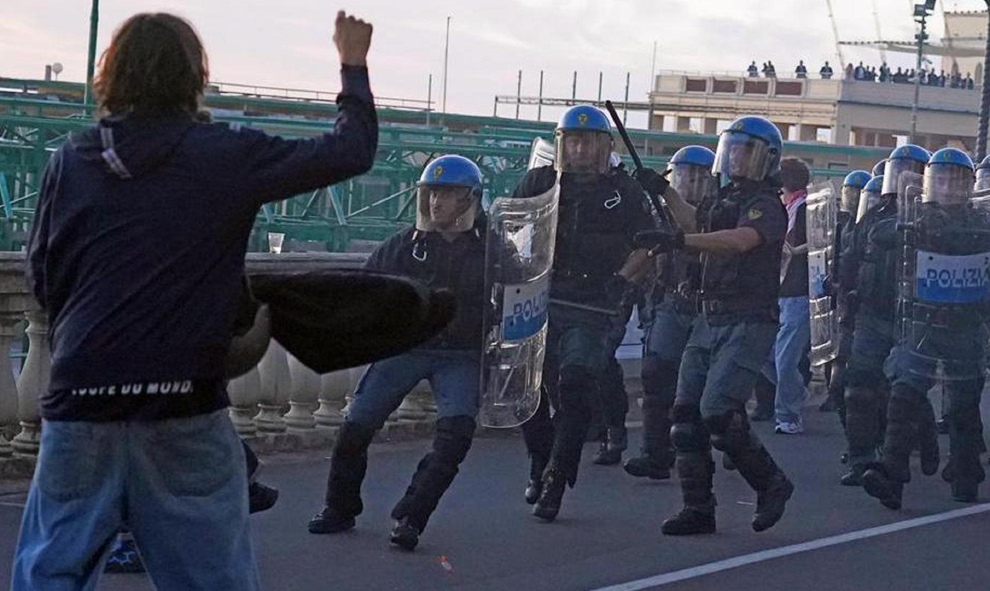 Un momento degli scontri sul lungomare (foto Stick)
