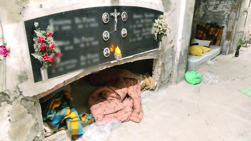 Modena, i senzatetto vanno a dormire nei loculi vuoti del cimitero