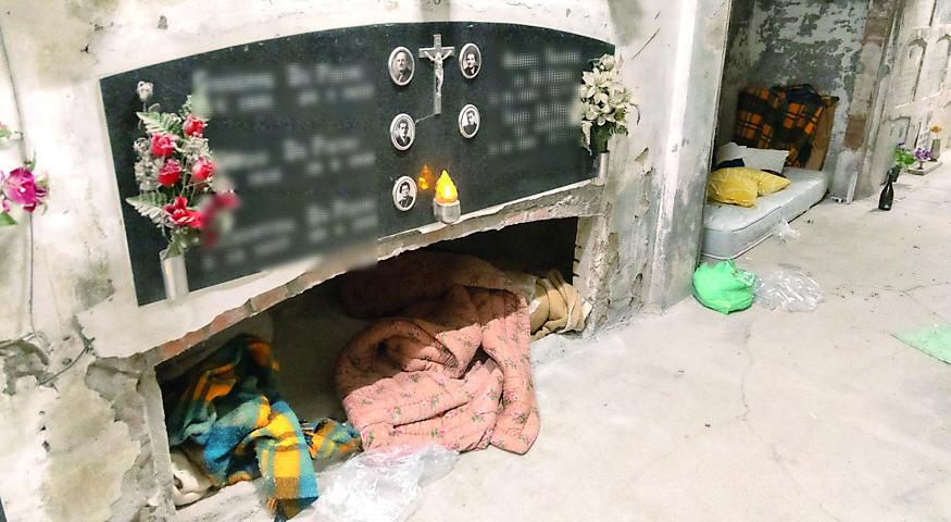 
	Due giacigli nei loculi vuoti del cimitero

