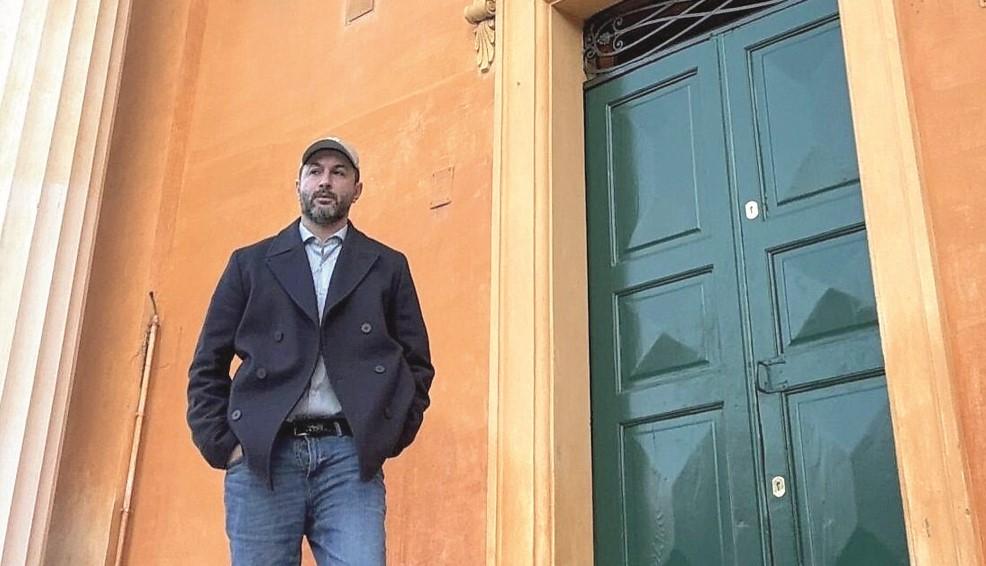 
	Vincenzo Di Napoli davanti al Caff&egrave; del Teatro

