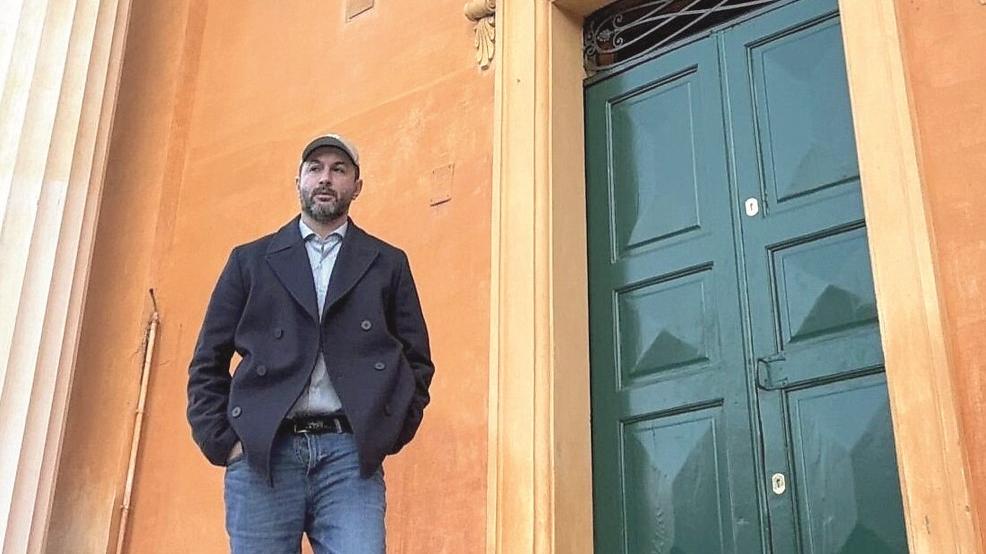 Vincenzo Di Napoli davanti al Caffè del Teatro