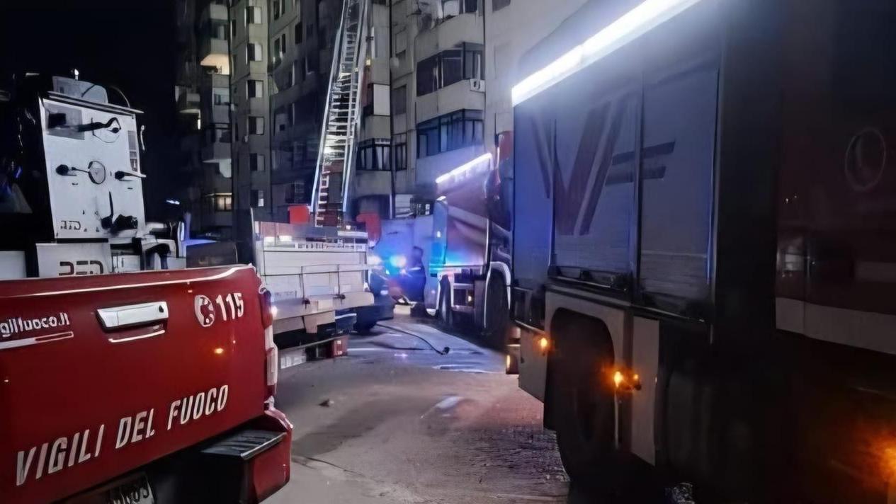 Rischia di morire avvolto dalle fiamme: lo salvano i vigili del fuoco