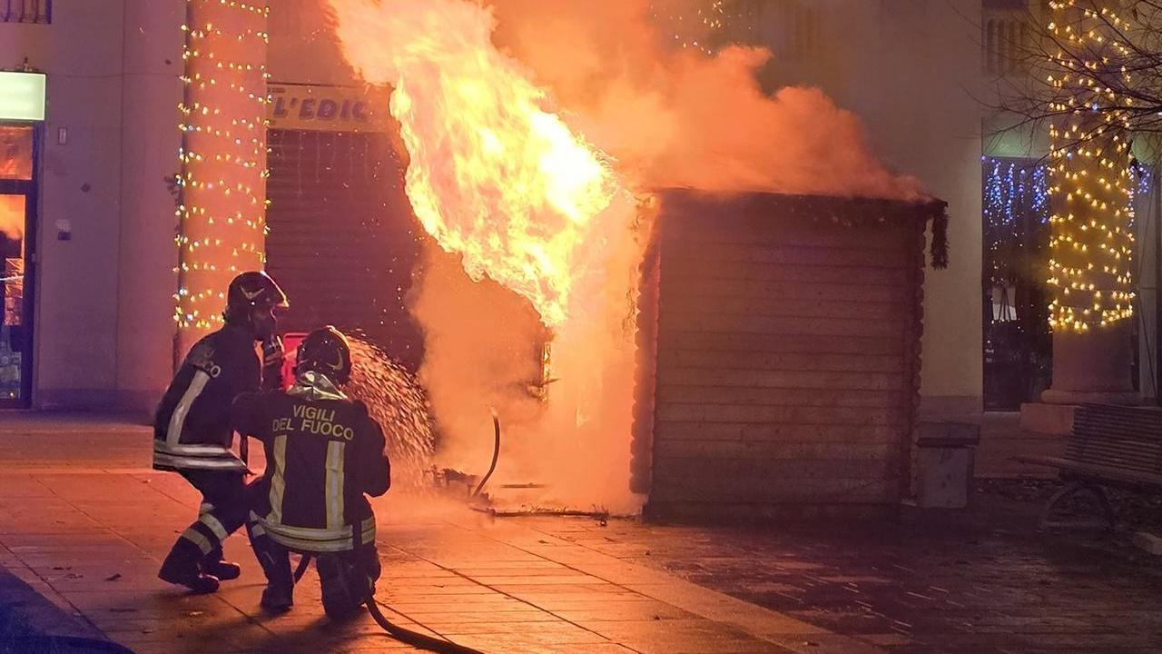 Scandiano, data alla fiamme la casetta di Babbo Natale. Il sindaco: «Non è disagio, ma vandalismo. Il paese non vi giustifica e non vi farà sconti»