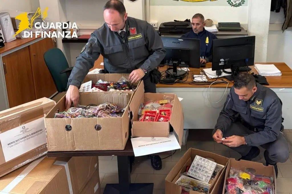 Versilia, sequestrato mezzo milione di articoli natalizi non sicuri: blitz della Finanza in un mercatino – Video