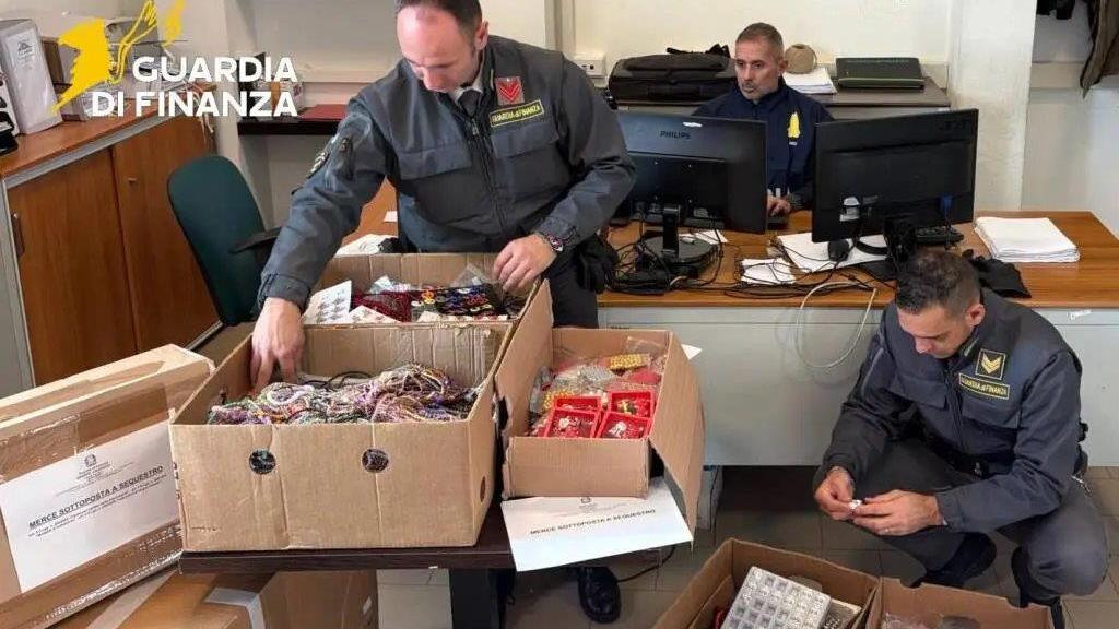 Versilia, sequestrato mezzo milione di articoli natalizi non sicuri: blitz della Finanza in un mercatino – Video