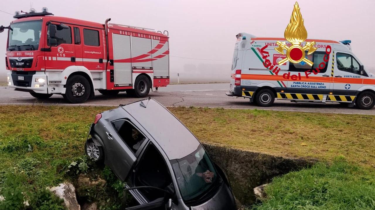 La macchina finita nel canale dopo il tamponamento