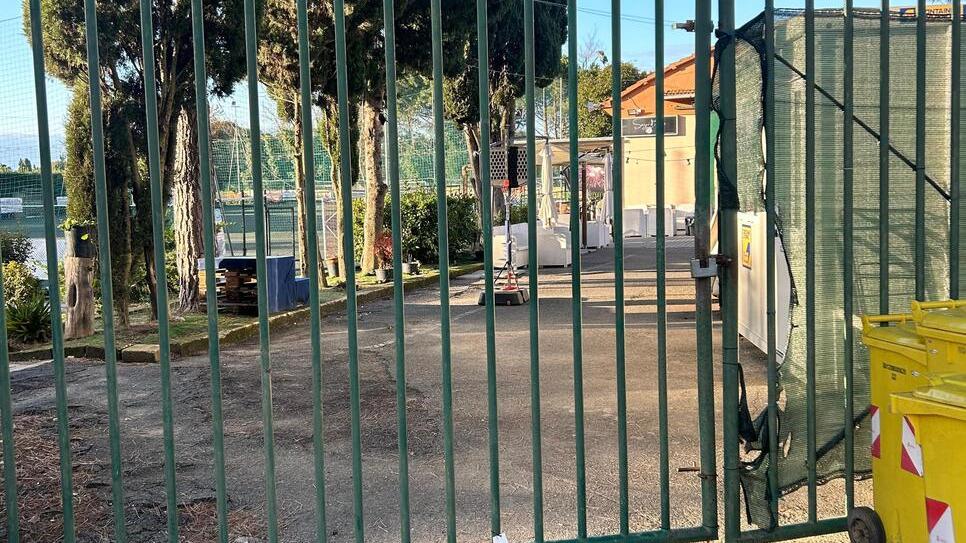 Il cancello chiuso alle Cinque Querce dove doveva allenarsi la Scuola Calcio del Livorno