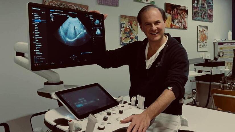 Il pediatra Carlo Bertacca al lavoro