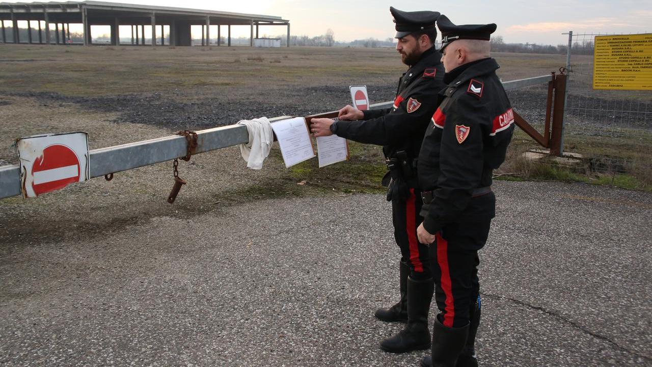I sigilli dei carabinieri alla maxi discarica abusiva