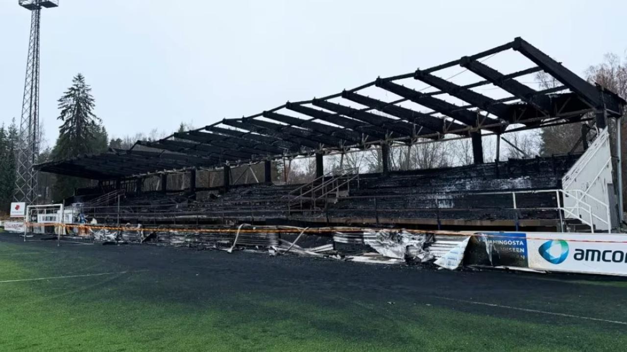 Lo stadio distrutto dalle fiamme