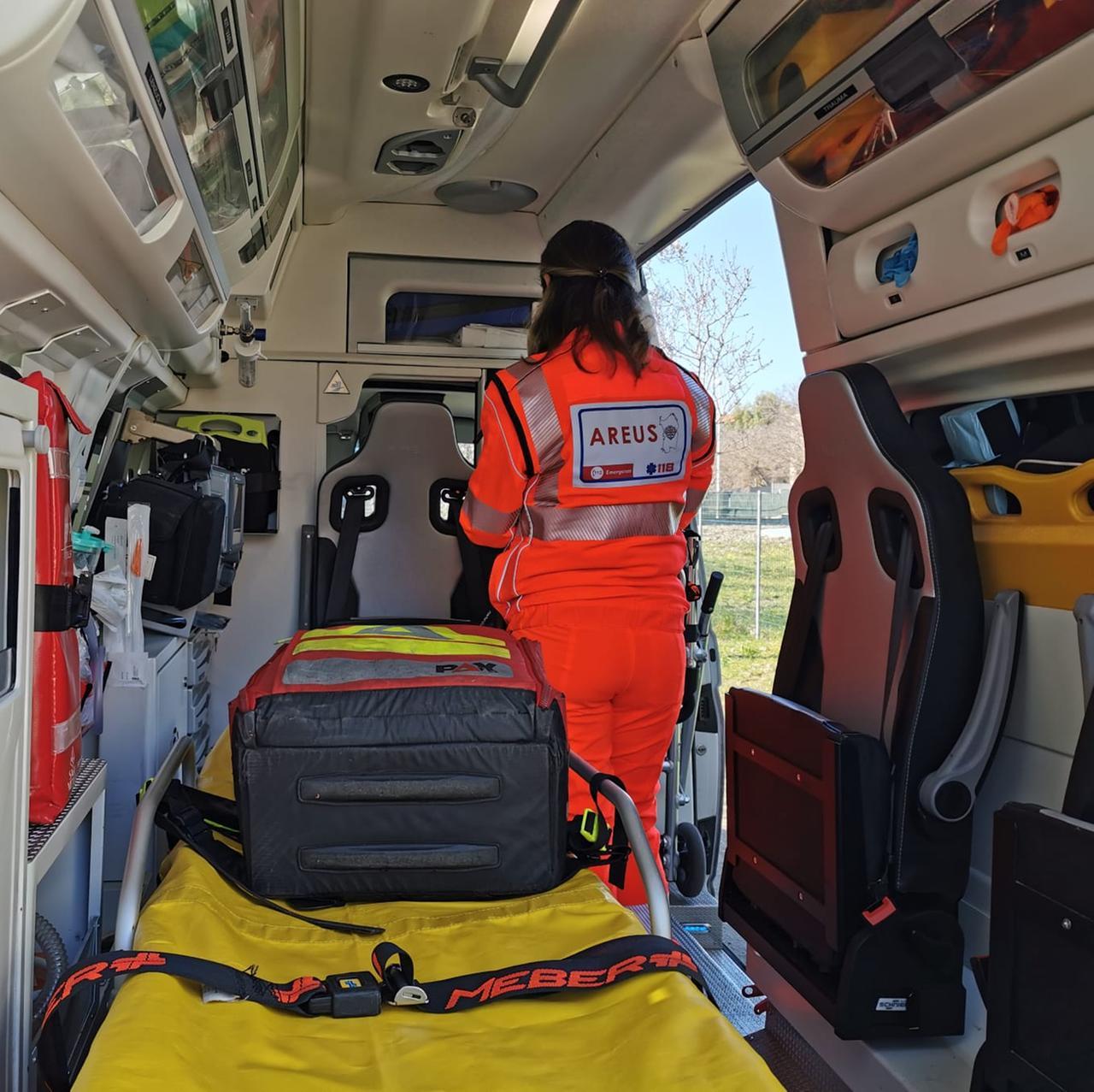 Scontro fra due auto sulla 131: tre feriti