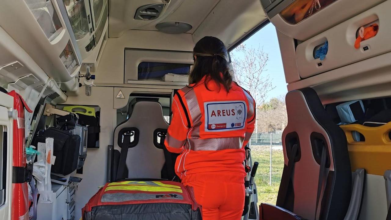 Scontro fra due auto sulla 131: tre feriti