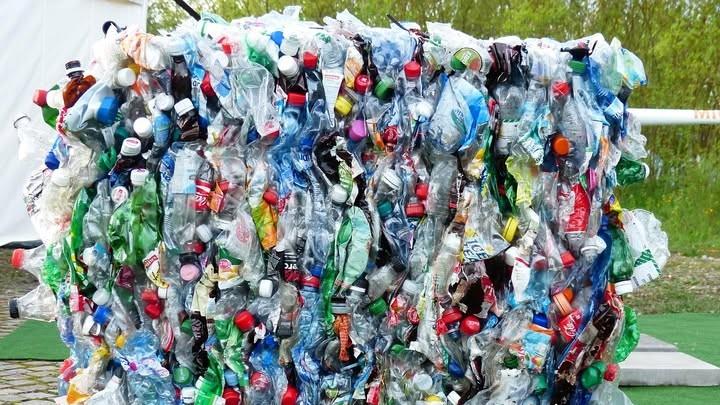 Rifiuti, sospeso il ritiro della plastica: «I centri di stoccaggio sono saturi»