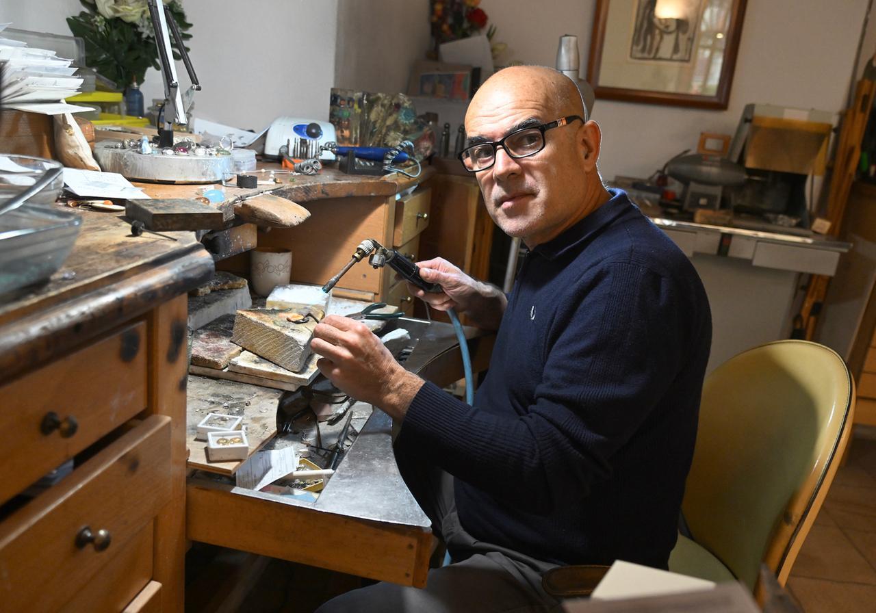 Nico Manca maestro orafo nel laboratorio a Nuoro