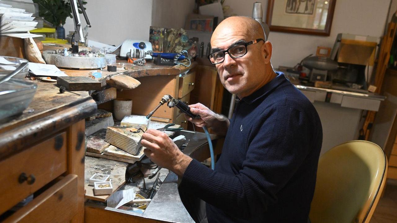 Nico Manca maestro orafo nel laboratorio a Nuoro