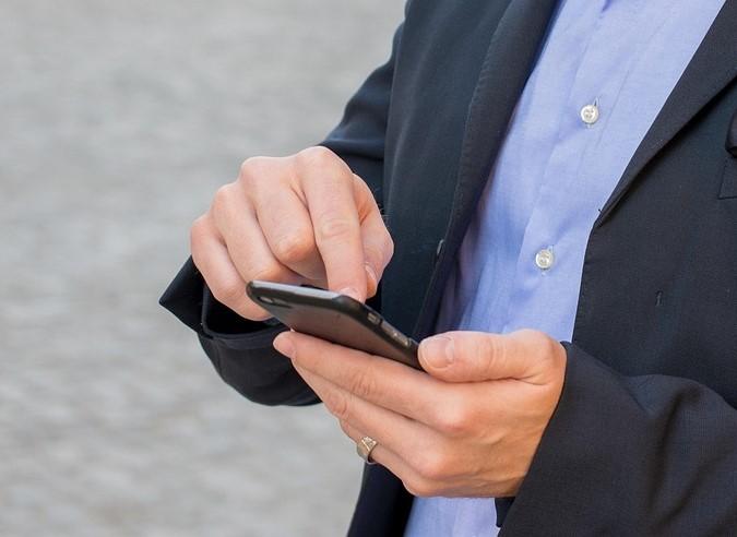 Gira un reel con una bestemmia sulla maglietta, lui scrive “Fai schifo”: 60enne accusato di diffamazione