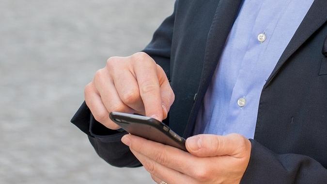 Gira un reel con una bestemmia sulla maglietta, lui scrive “Fai schifo”: 60enne accusato di diffamazione