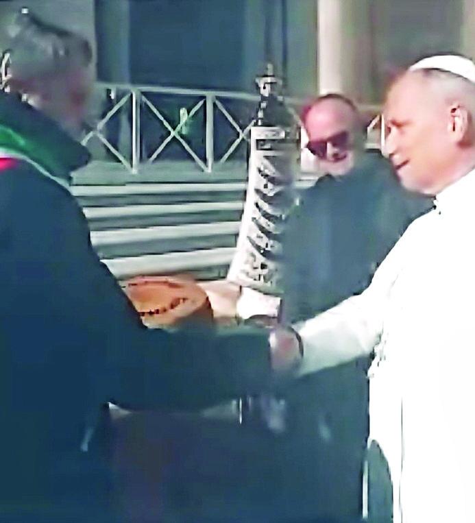 La comunità di Bibbiano da Papa Leone XIV. In dono sei forme di Parmigiano Reggiano