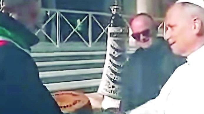 La comunità di Bibbiano da Papa Leone XIV. In dono sei forme di Parmigiano Reggiano