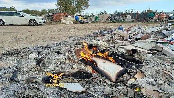 Buttavano rifiuti pericolosi nel parco naturale: inquinatori seriali denunciati