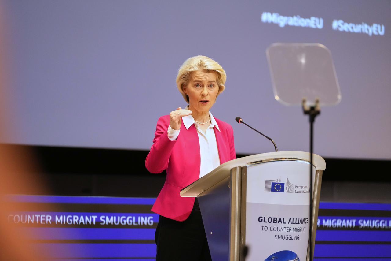 Aumentano gli stipendi nelle istituzioni Ue: «Von der Leyen arriverà a 35.800 euro al mese»