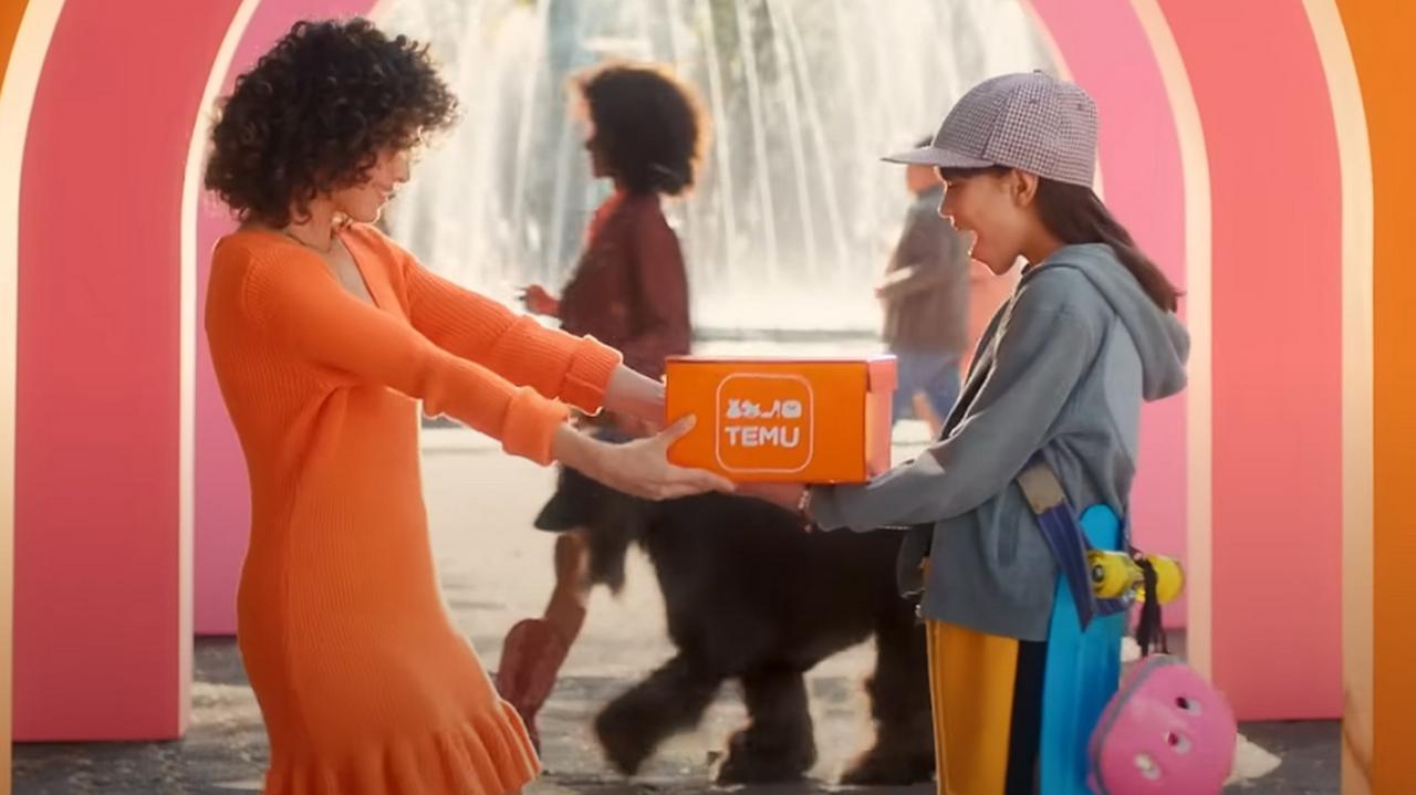 Tassa da 2 euro sui pacchi dell’ultra fast fashion: la stretta dell’Italia contro Temu e Shein