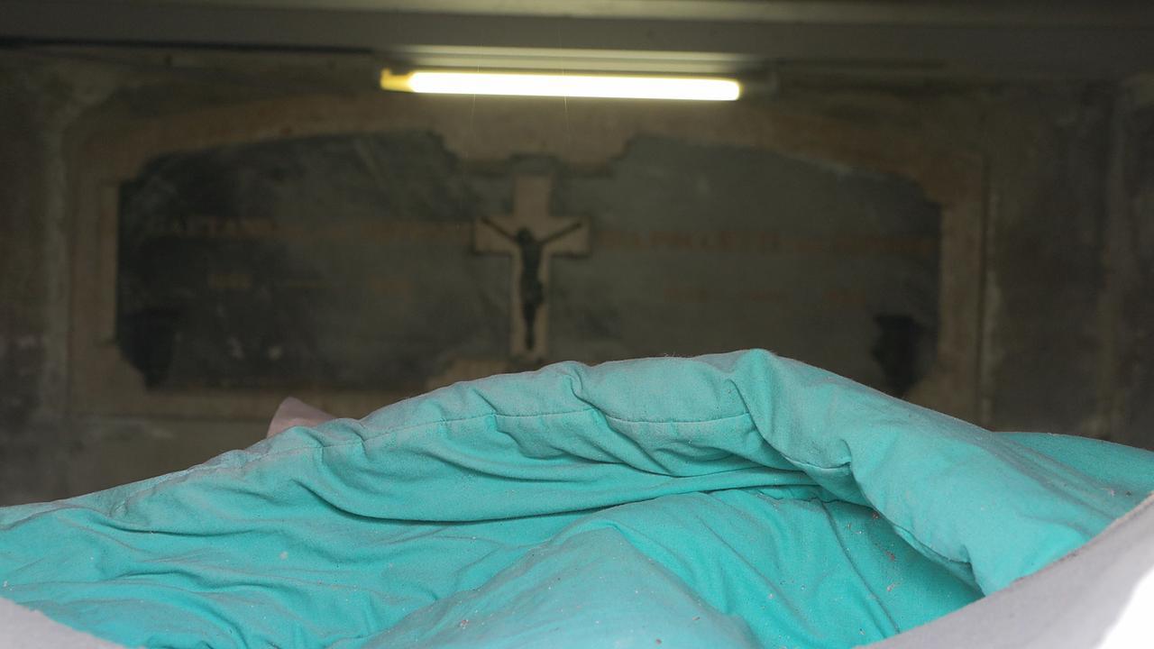 
	Il giaciglio di un senzatetto in un loculo

