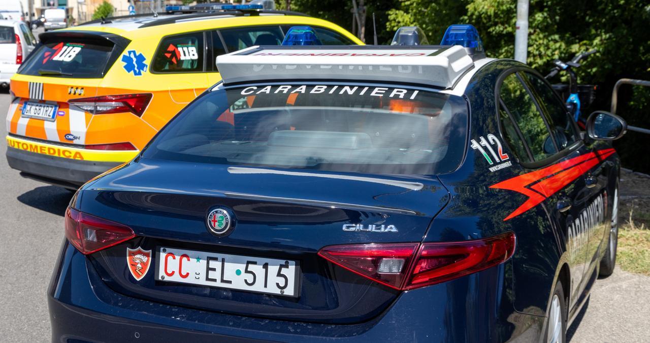 Prende a colpi di bastone il figlio di tre anni, la violenza a Ferrara