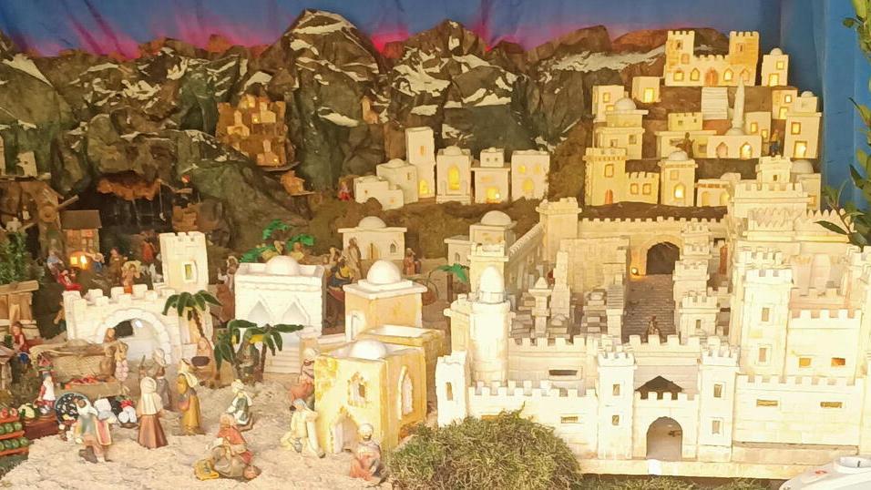 A Collesalvetti l’ex operaio artigiano della capannuccia: Gabrielli racconta il suo presepe<br type="_moz" />