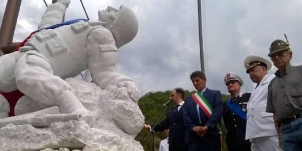 
	La statua del militare russo e il sindaco Mario Puglia con la fascia tricolore

