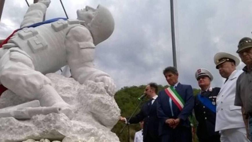 La statua del militare russo e il sindaco Mario Puglia con la fascia tricolore
