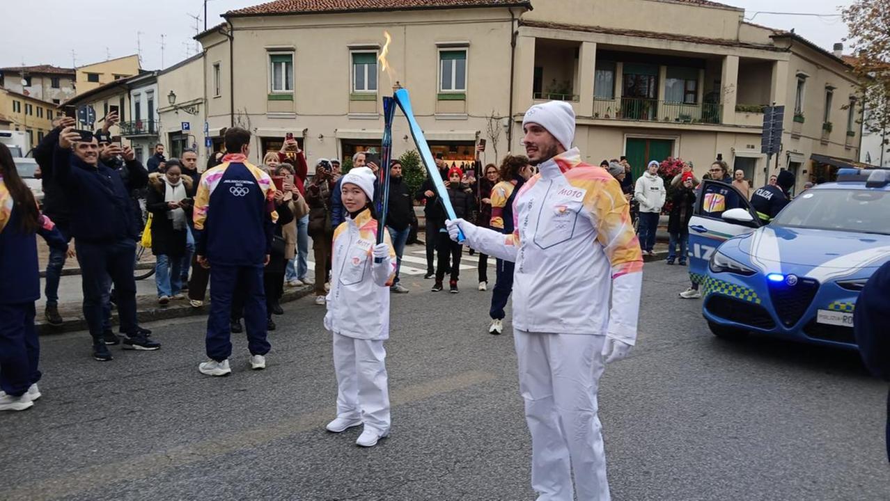 Il passaggio di testimone davanti al Castello dell'Imperatore
