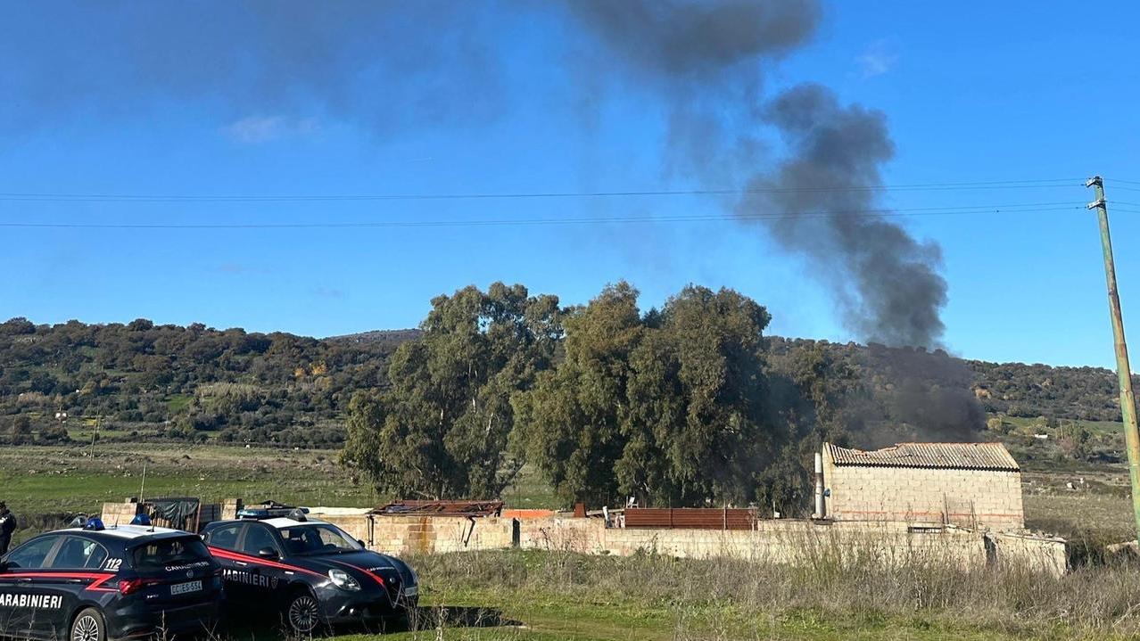 Danno fuoco a un cumulo di rifiuti, tre persone arrestate