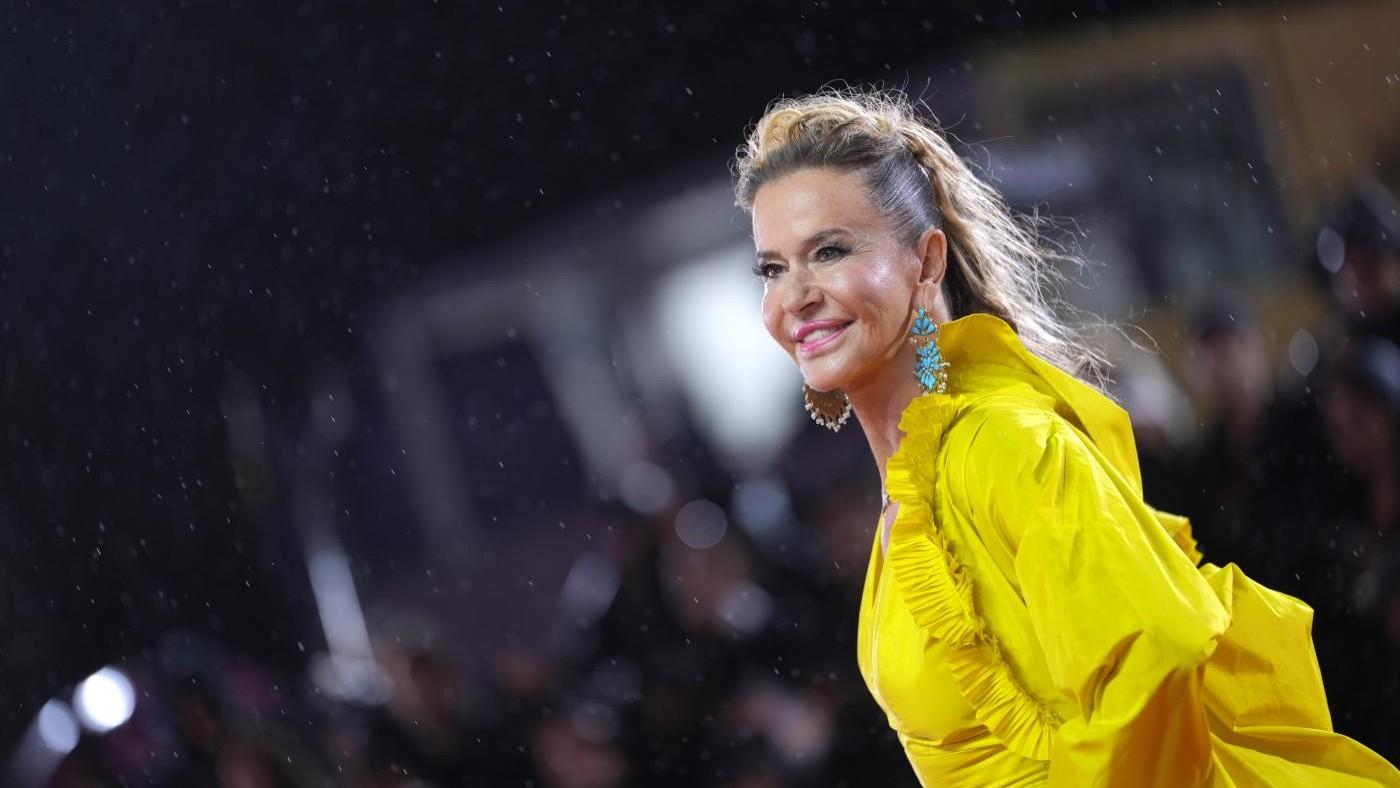 Eva Robin's: «Il nome nato a Porto Cervo, alla Sardegna devo la mia celebrità. La trasgressione oggi? Stare in casa e guardare la tv»