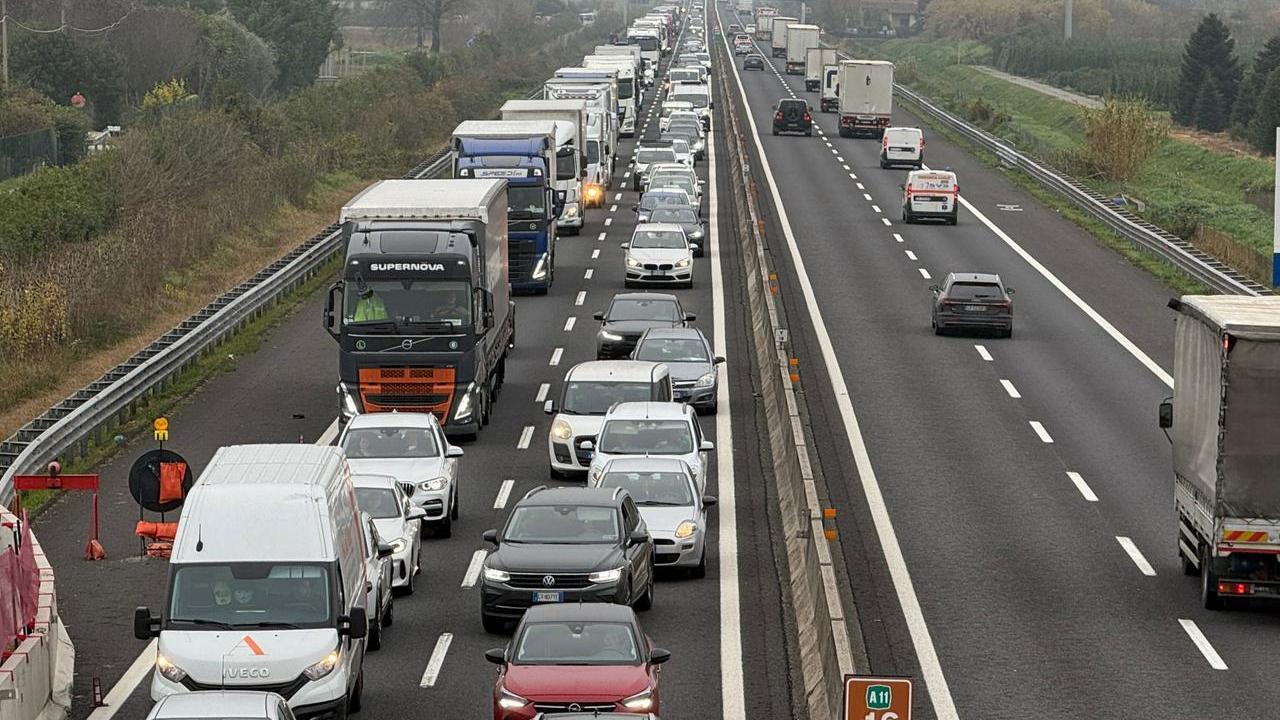 La coda sull'autostrada Firenze-Mare (foto Nucci)