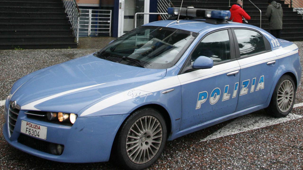 
	Qui sopra una volante della polizia di Stato davanti all&rsquo;ospedale Versilia (foto d&rsquo;archivio)

