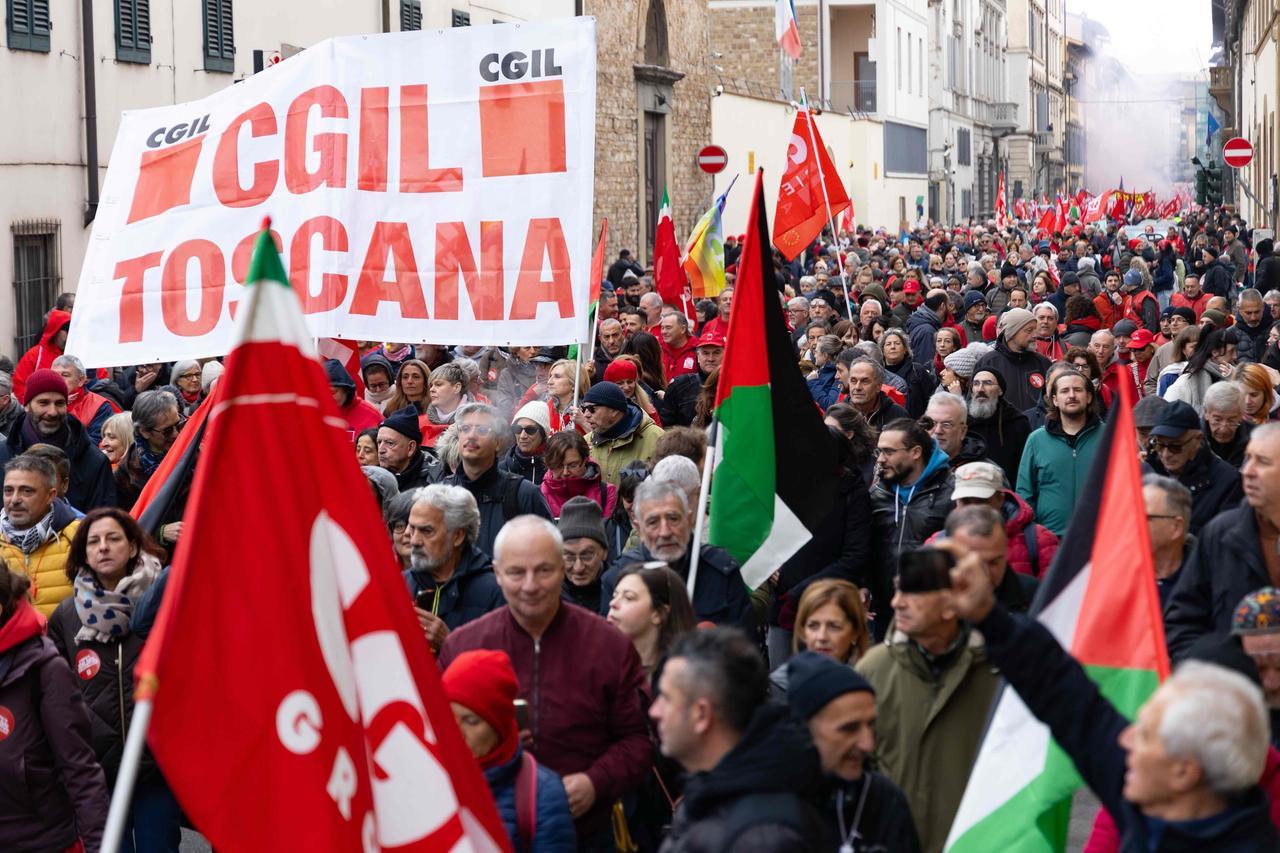 
	In migliaia allo sciopero generale a Firenze

