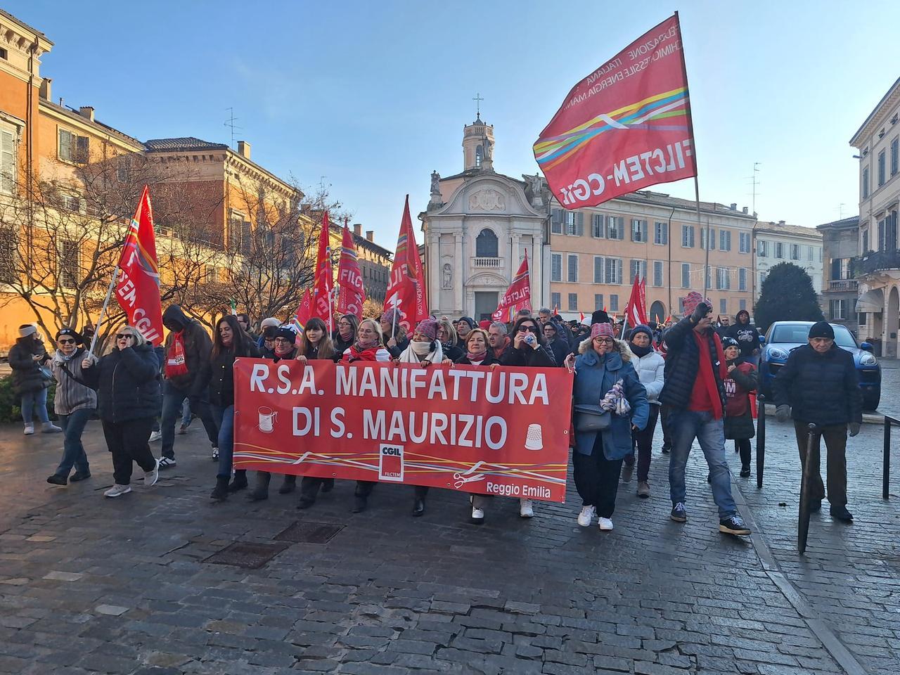 Sciopero generale, a Reggio sfilano in 8mila: in prima fila le lavoratrici della Manifattura San Maurizio