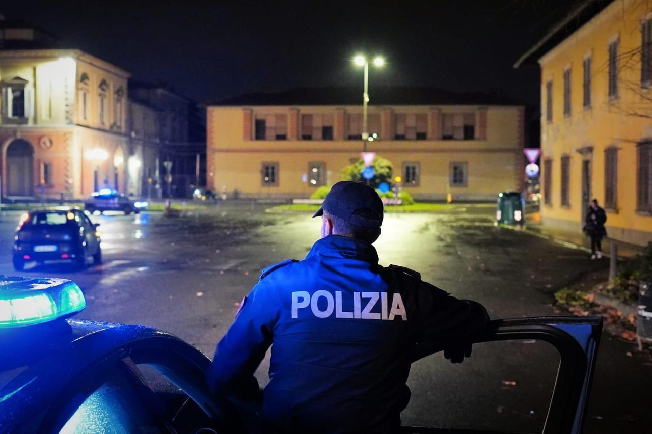L’agguato della gang in strada a Firenze, calci e pugni a un ragazzo per rapinarlo: arrestati quattro giovani, tre sono minori