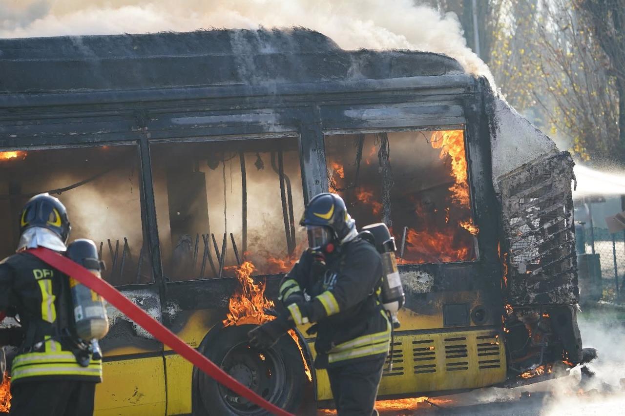 Autobus in fiamme a Novellara, autista illeso