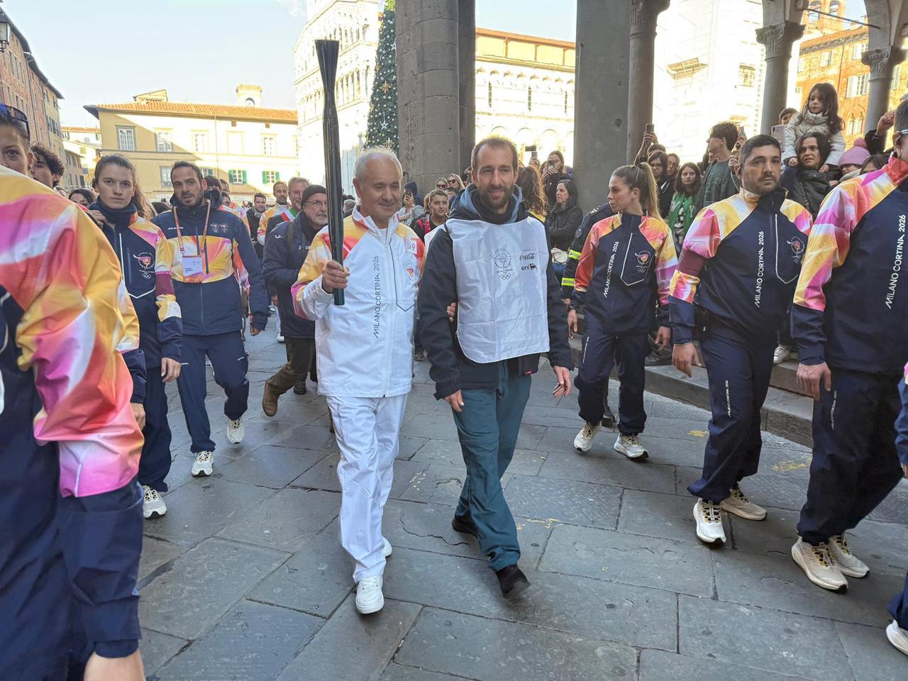 In centinaia a Lucca per festeggiare il passaggio della fiaccola olimpica – Video