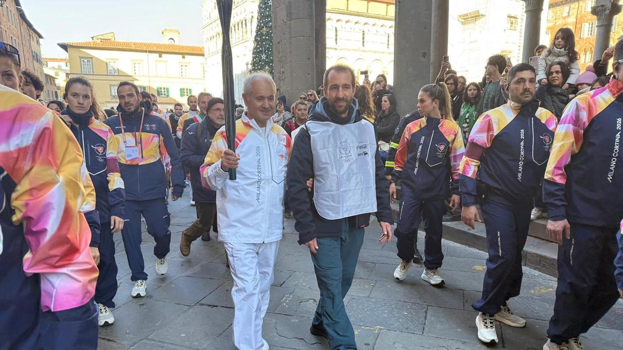 In centinaia a Lucca per festeggiare il passaggio della fiaccola olimpica – Video
