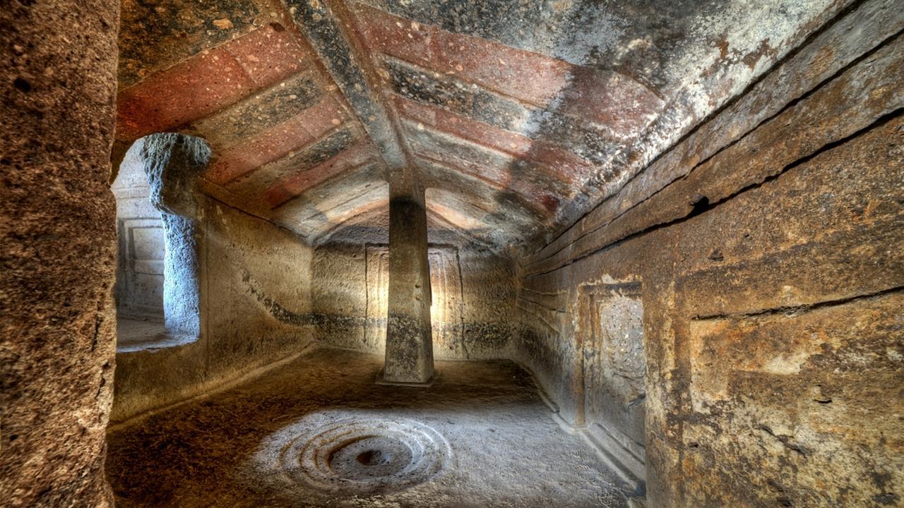 S'Incantu la Domus De Janas dipinta Monte Siseri