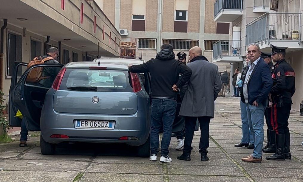 
	Cabizza di spalle che sale nell'auto dei carabinieri <em>(foto Chessa)</em>

